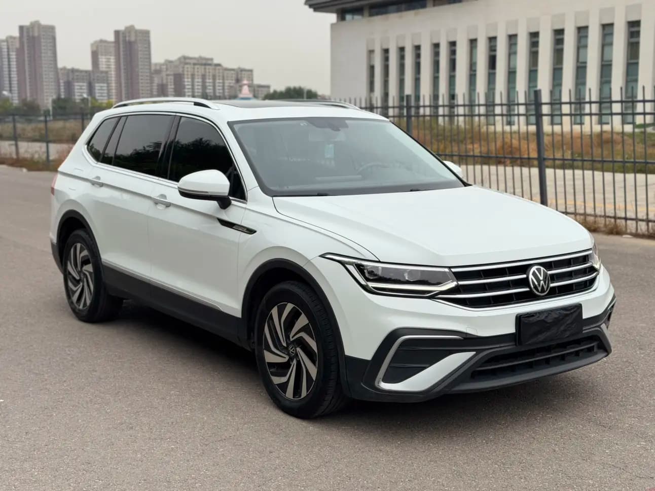 Volkswagen Tiguan L 2023 г. 96037 км. — фото 3