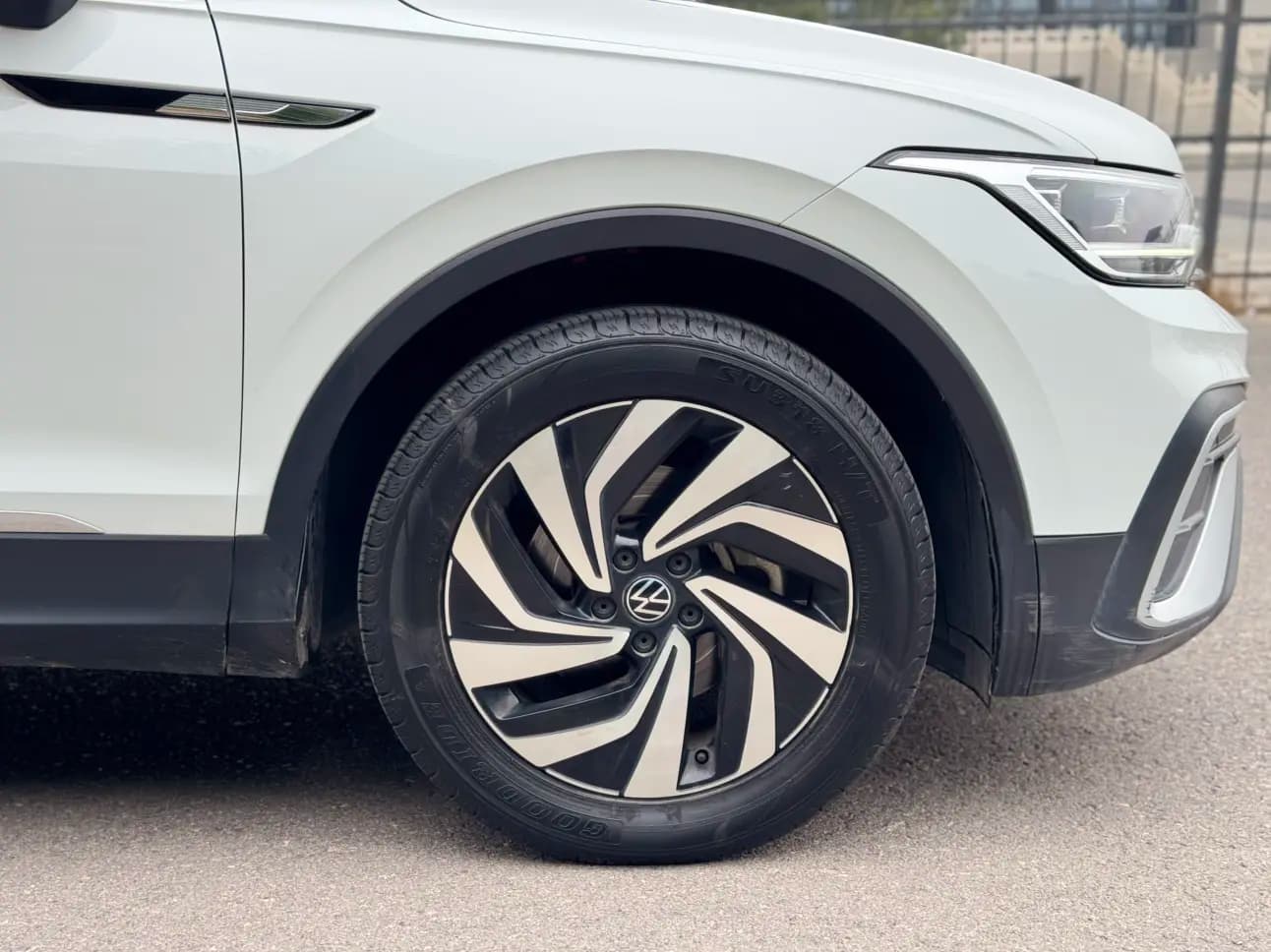 Volkswagen Tiguan L 2023 г. 96037 км. — фото 27
