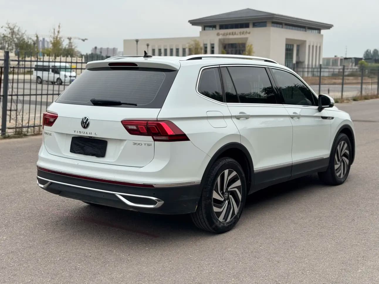 Volkswagen Tiguan L 2023 г. 96037 км. — фото 7