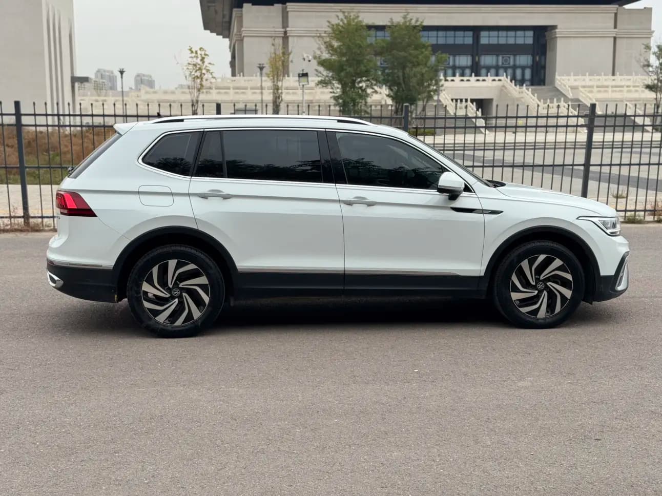 Volkswagen Tiguan L 2023 г. 96037 км. — фото 8