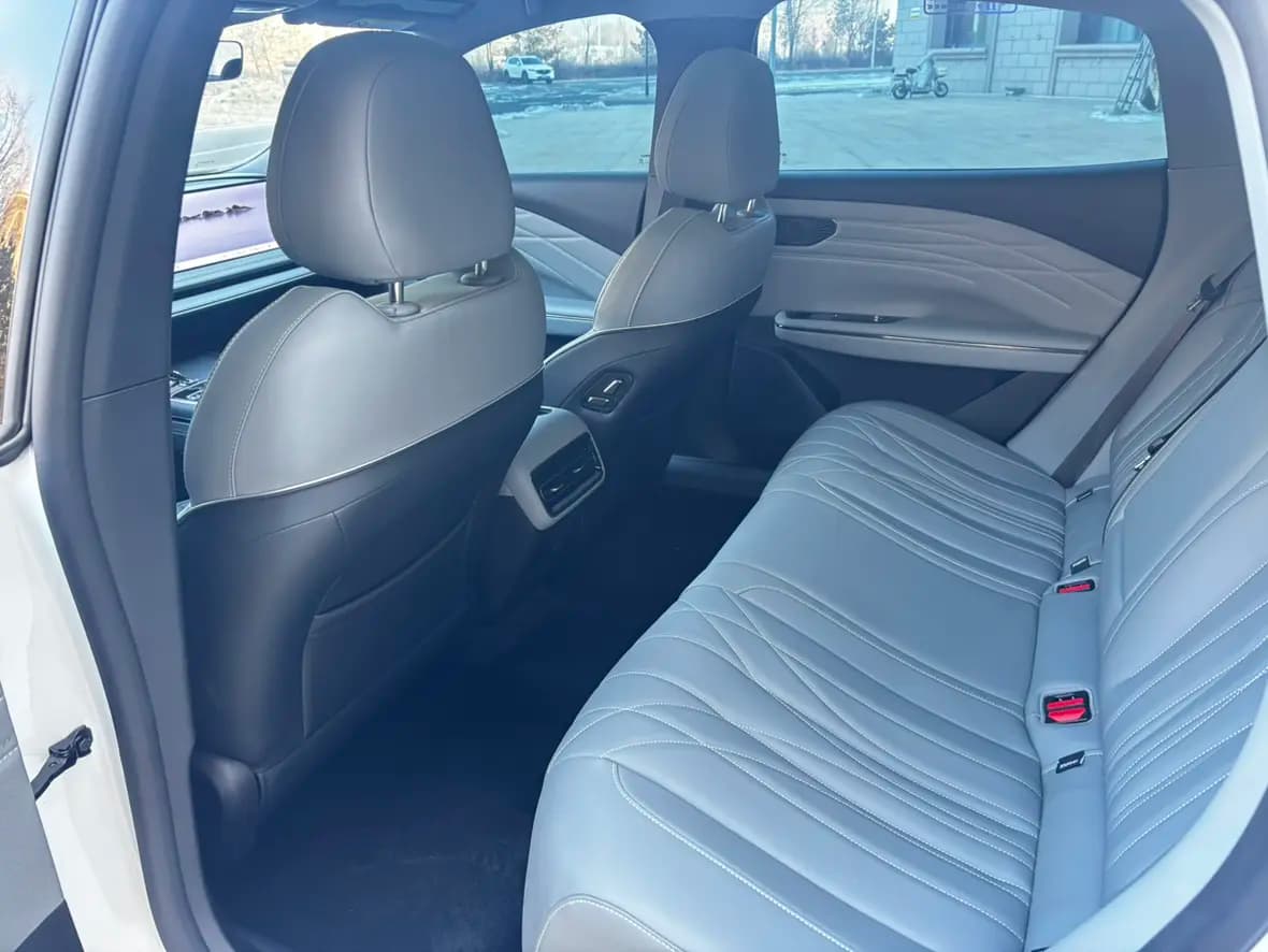Geely Galaxy E8 2025 г. 32070 км. — фото 4