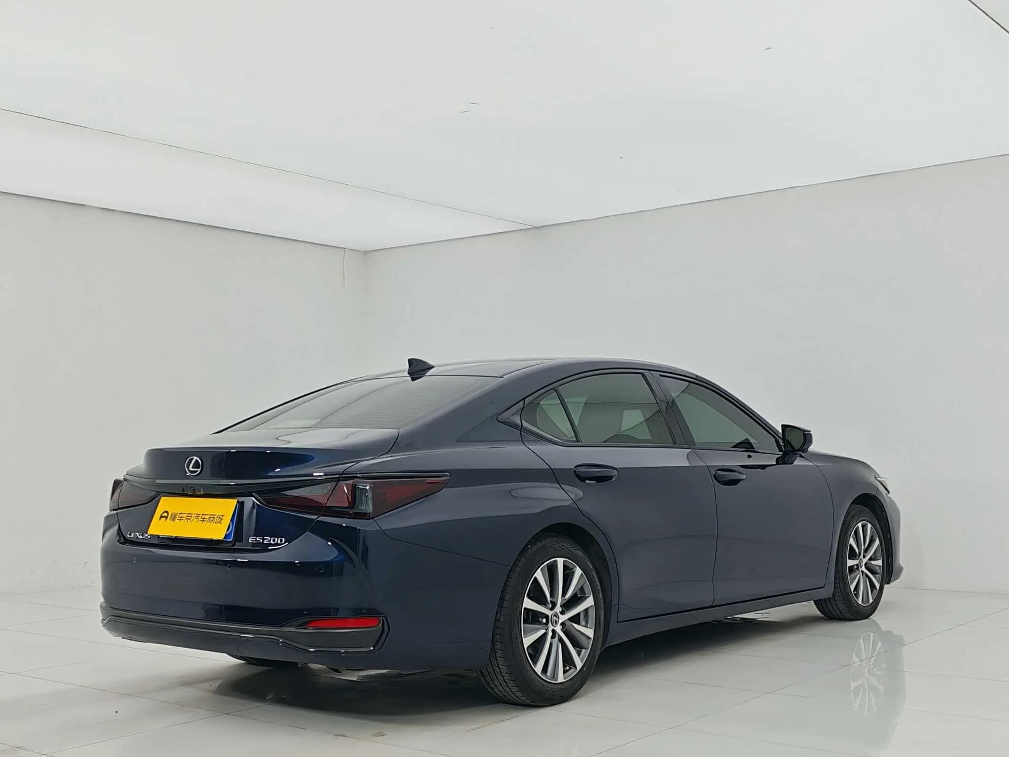 Lexus ES 2021 г. 67625 км. — фото 4