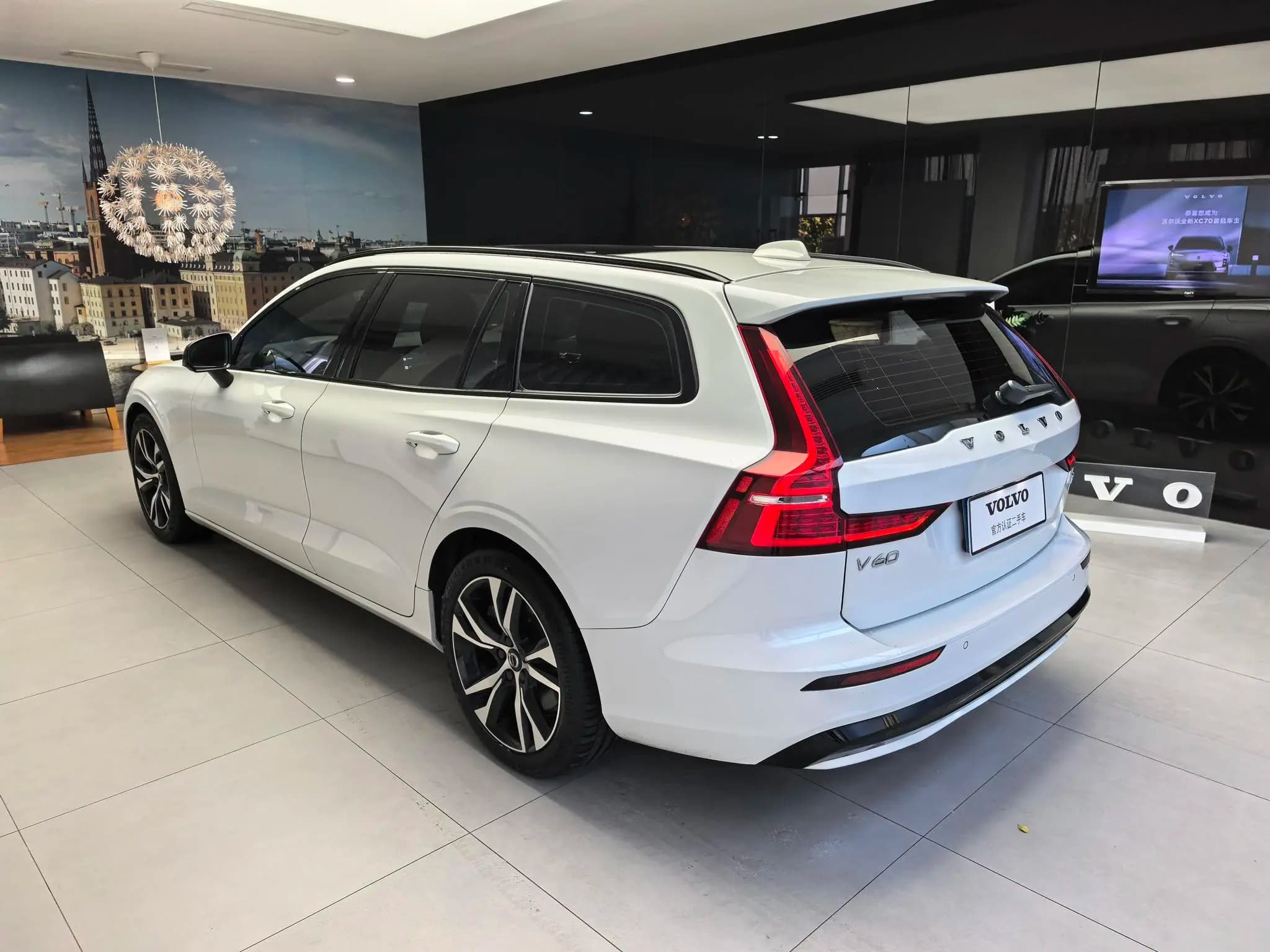 Volvo V60 2022 г. 48087 км. — фото 4
