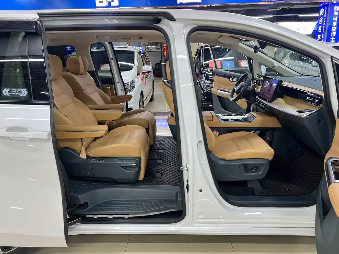 GAC Trumpchi E8 PHEV 2024 г. 26026 км. — фото 25