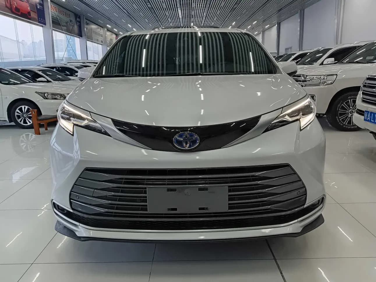Toyota Sienna 2023 г. 76047 км. — фото 2