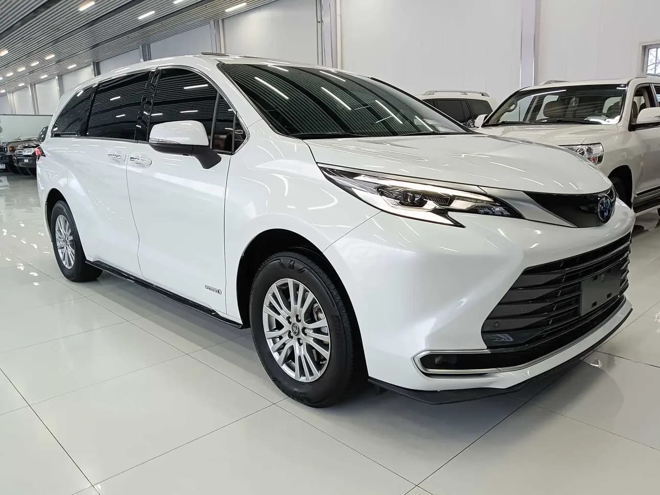 Toyota Sienna 2023 г. 76047 км. — фото 3