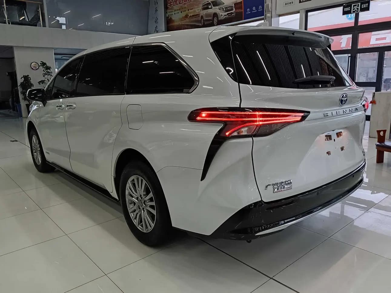 Toyota Sienna 2023 г. 76047 км. — фото 4
