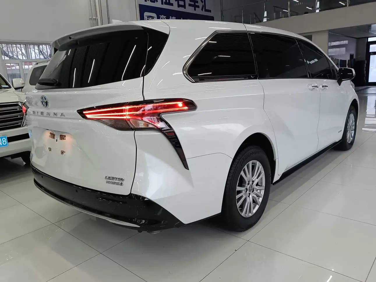 Toyota Sienna 2023 г. 76047 км. — фото 6