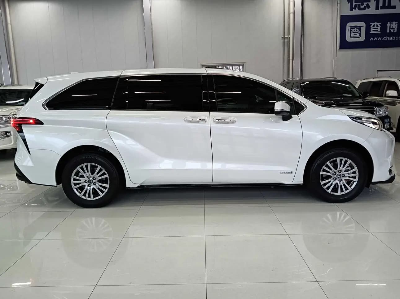 Toyota Sienna 2023 г. 76047 км. — фото 7