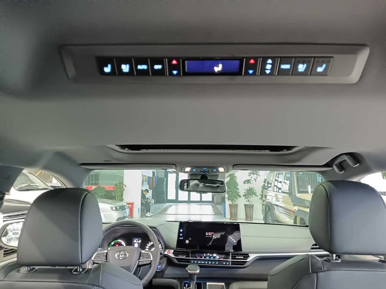 Toyota Sienna 2023 г. 76047 км. — фото 10