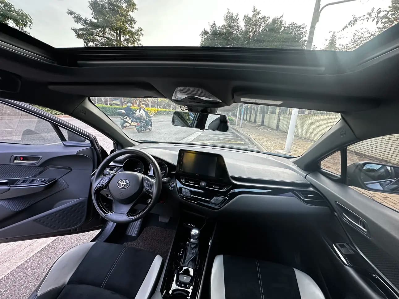 Toyota C-HR Hybrid 2021 г. 41070 км. — фото 13