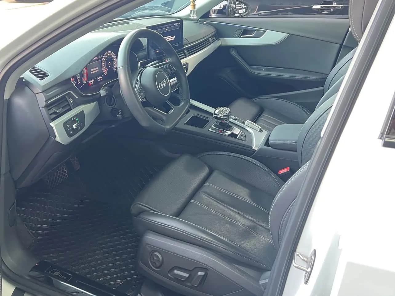 Audi A4L 2022 г. 82128 км. — фото 12