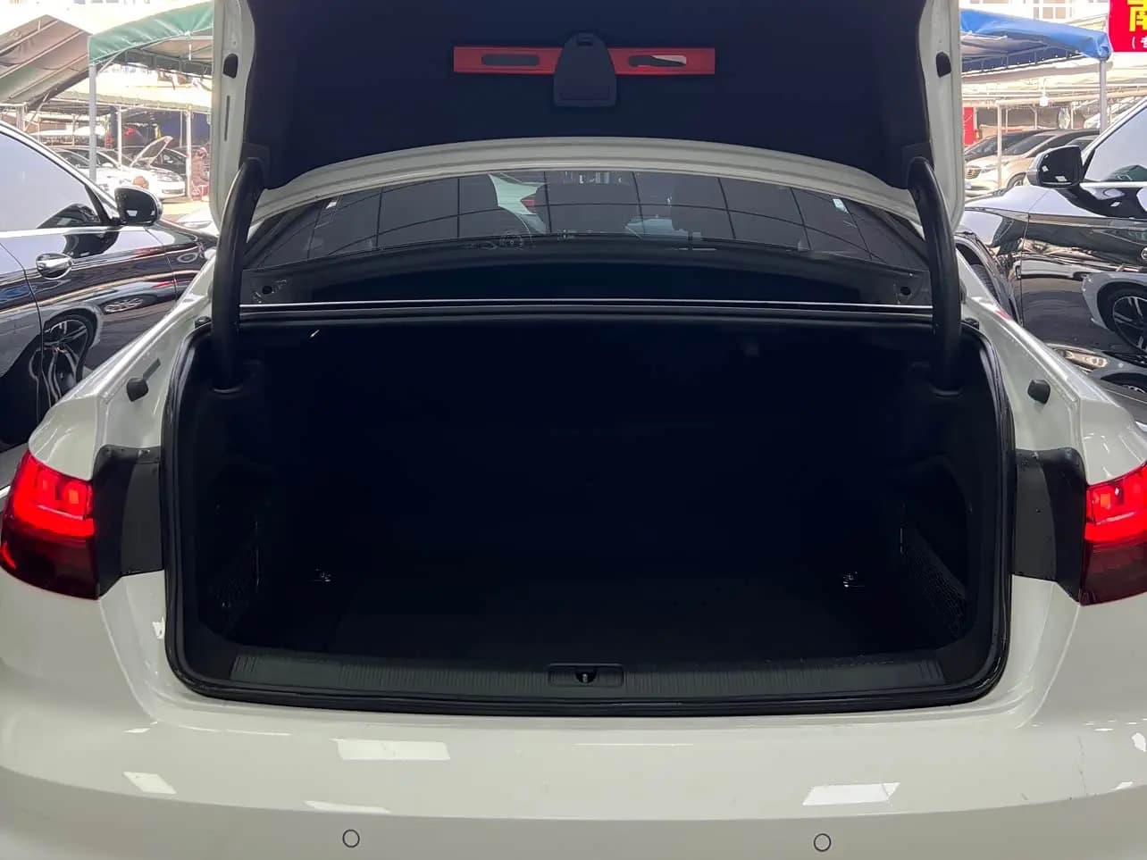 Audi A4L 2022 г. 82128 км. — фото 14