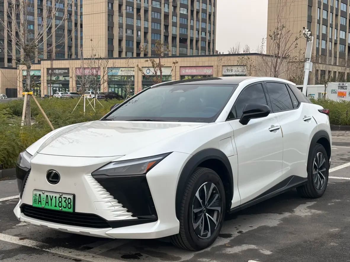 Lexus RZ 2024 г. 9286 км.