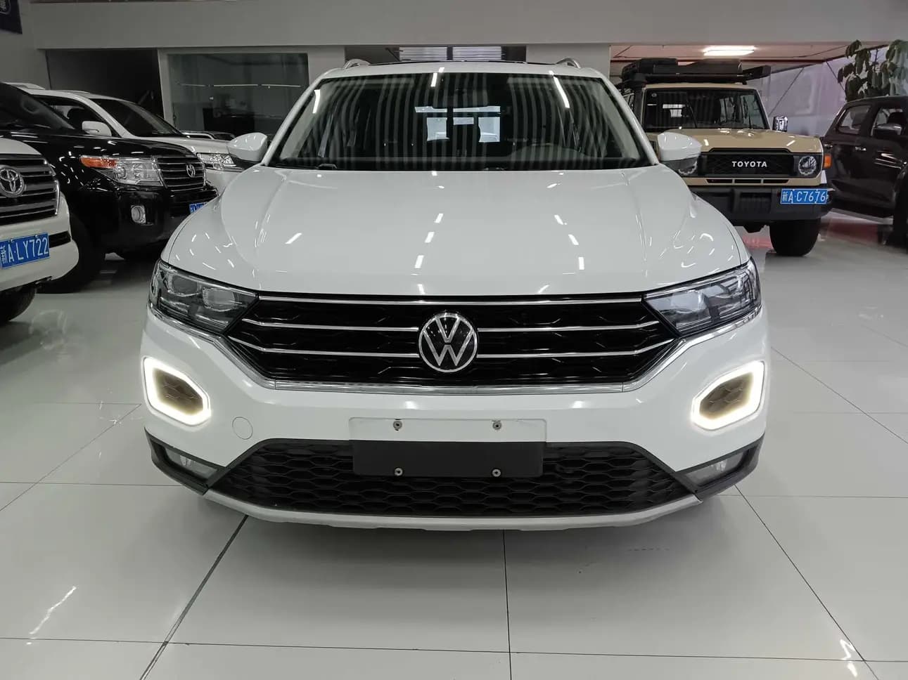 Volkswagen T-Roc 2023 г. 48129 км. — фото 2