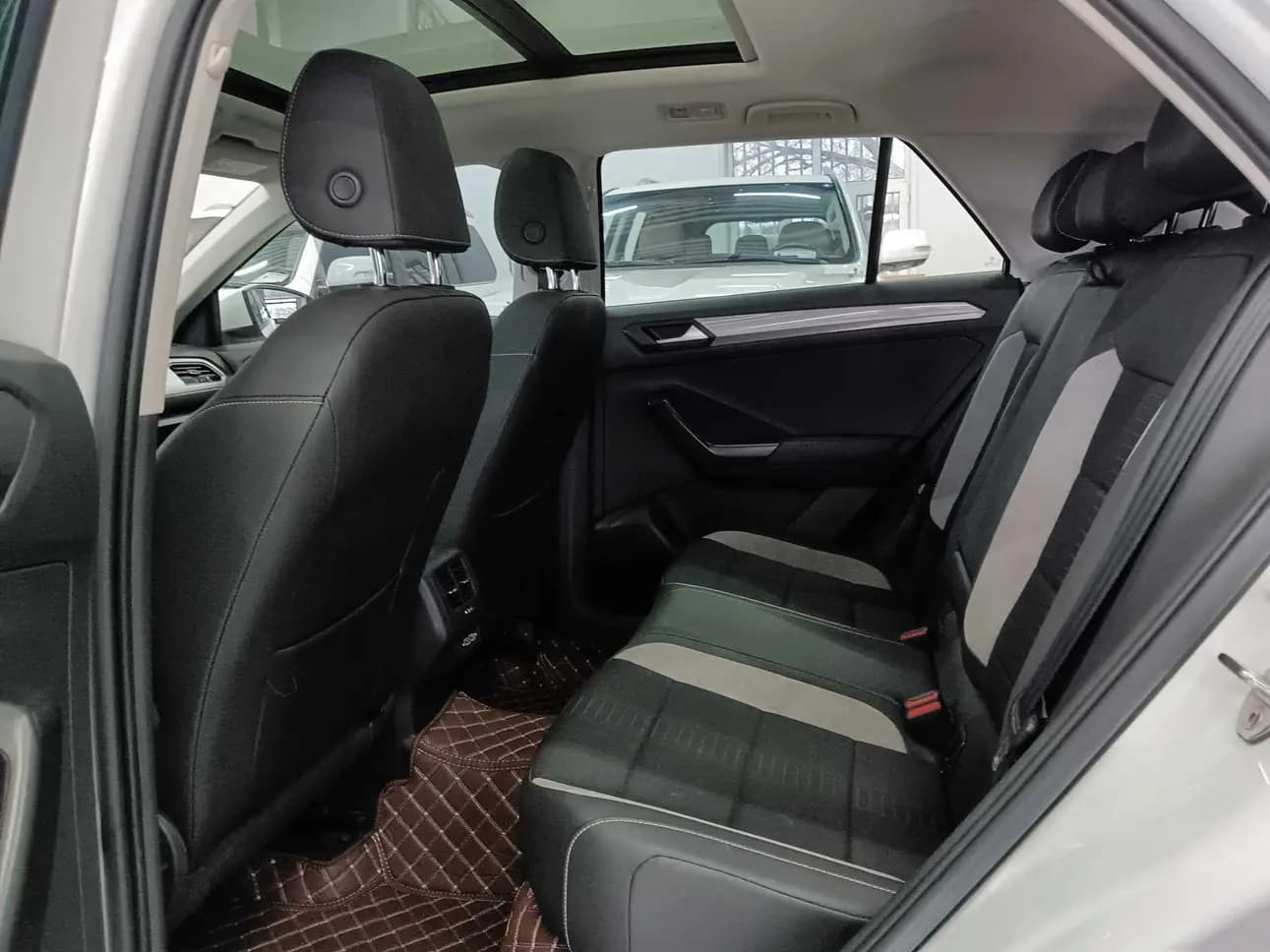 Volkswagen T-Roc 2023 г. 48129 км. — фото 18
