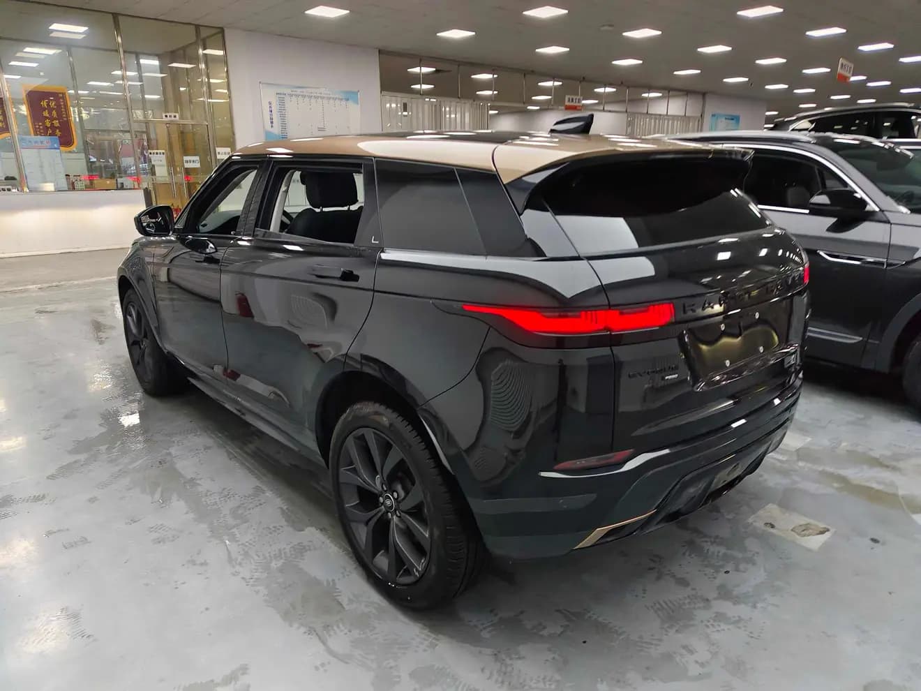 Land Rover Range Rover Evoque 2024 г. 27597 км. — фото 4