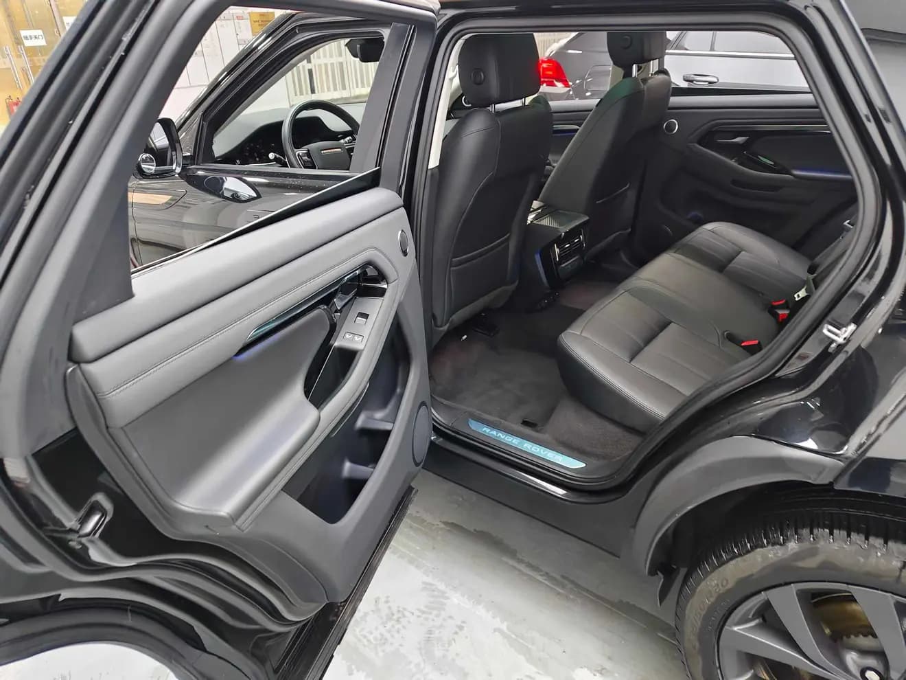 Land Rover Range Rover Evoque 2024 г. 27597 км. — фото 7