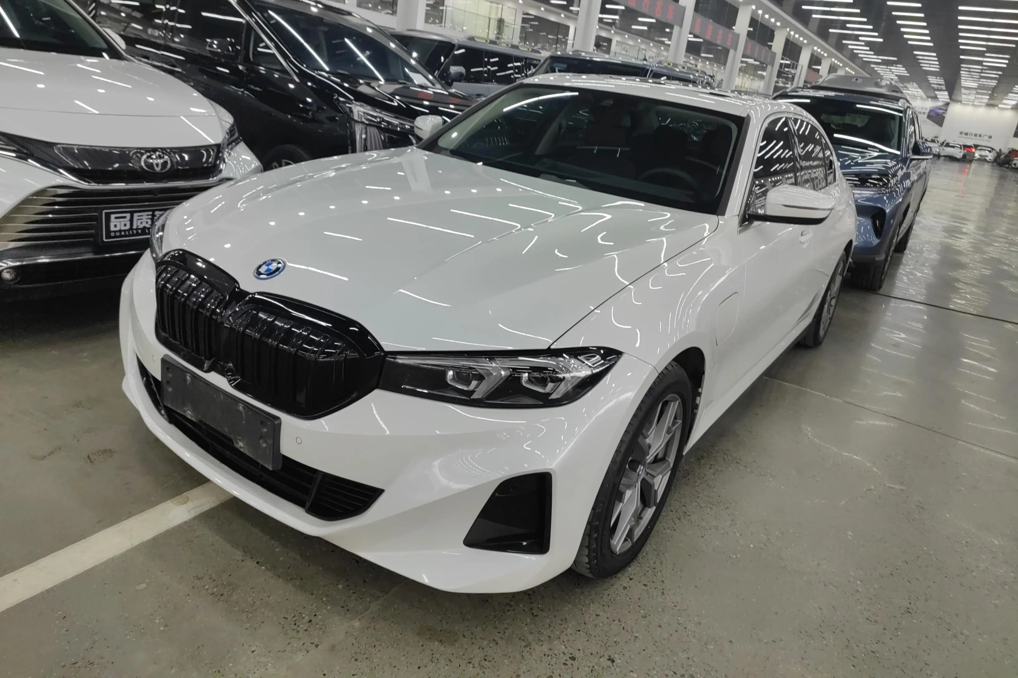 BMW i3 2024 г. 44633 км.