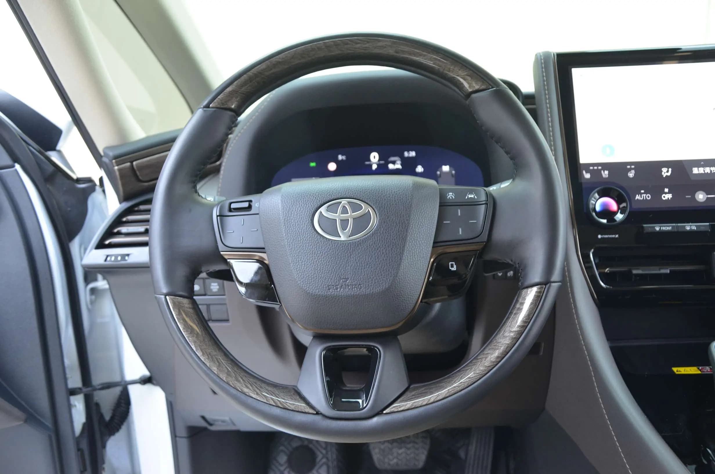Toyota Alphard 2025 г. 3930 км. — фото 14