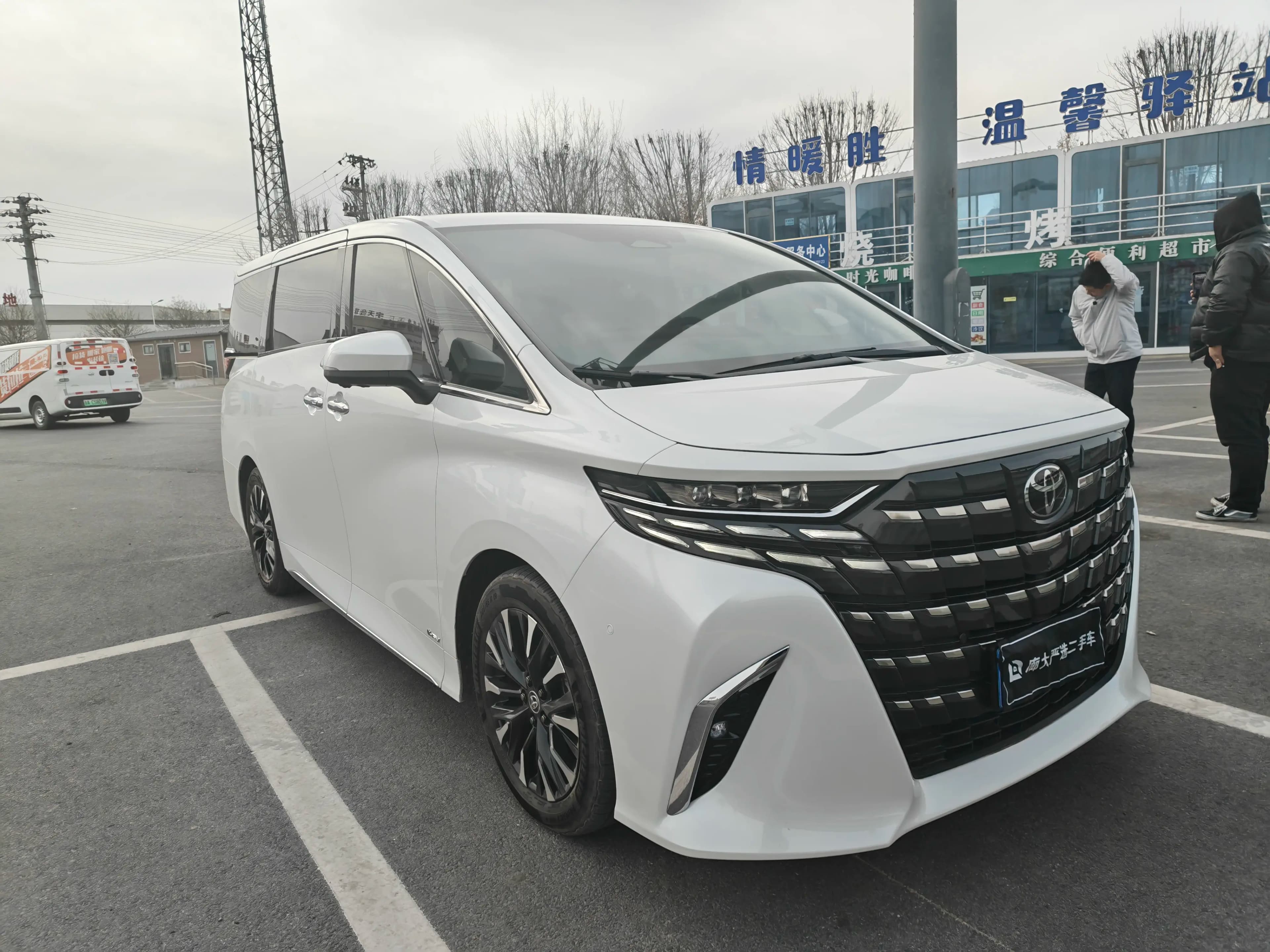 Toyota Alphard 2024 г. 37032 км. — фото 2