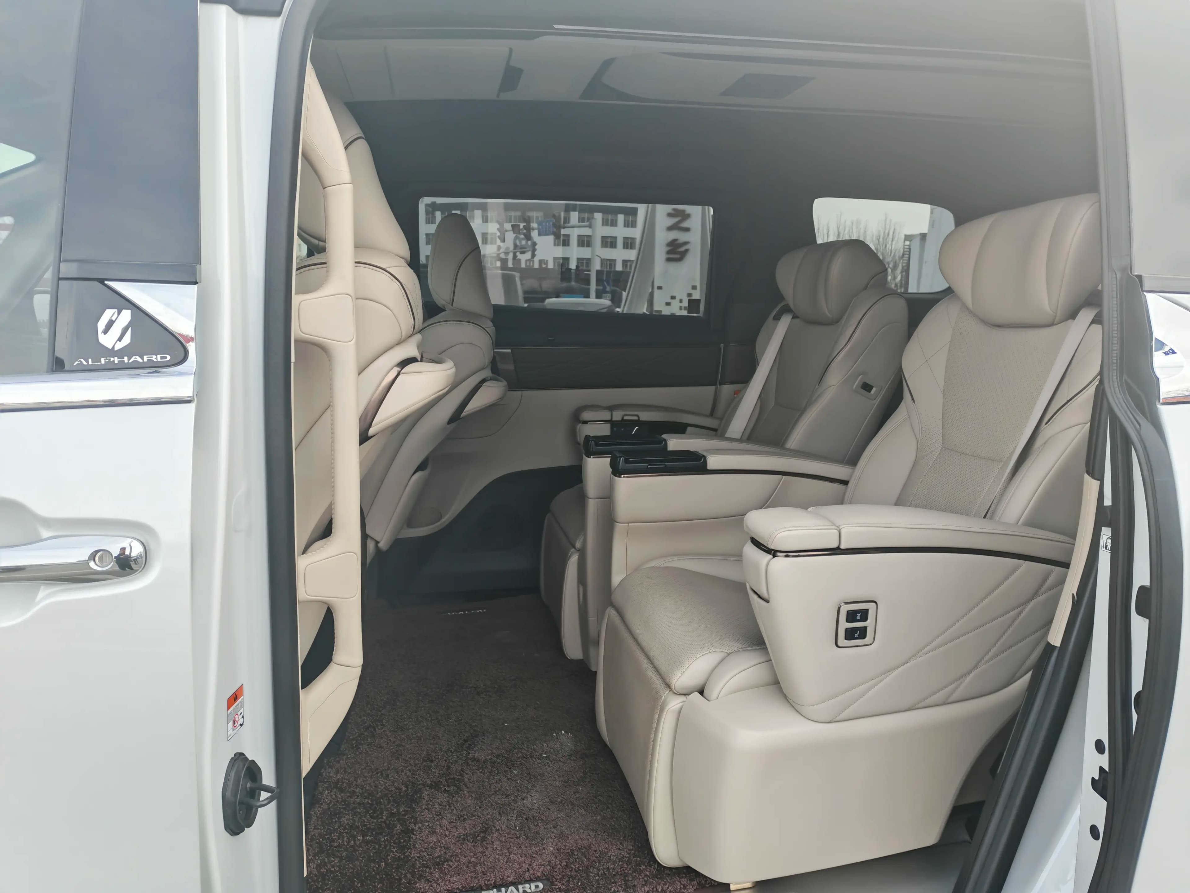 Toyota Alphard 2024 г. 37032 км. — фото 9