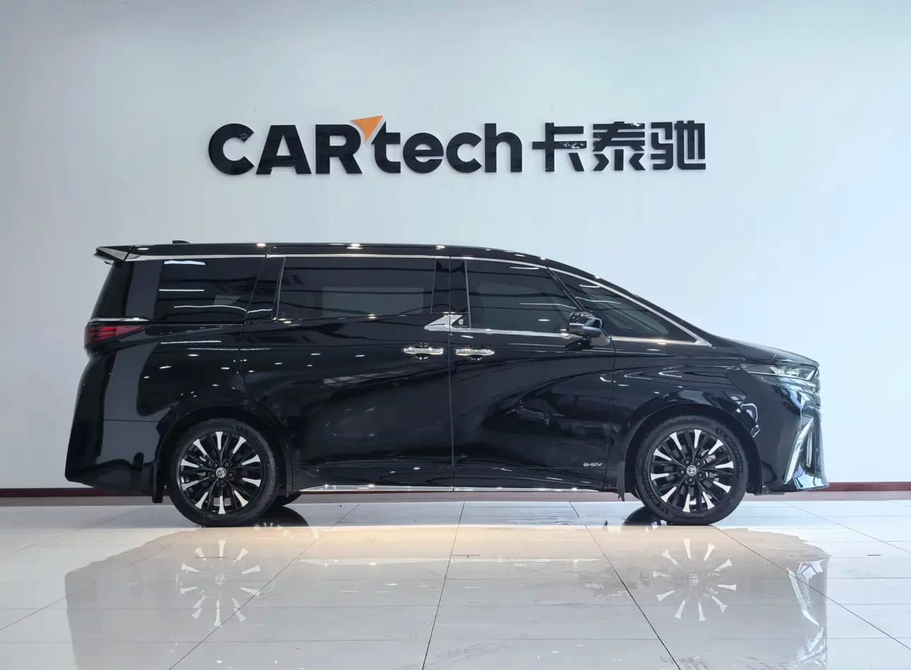 Toyota Alphard 2024 г. 42033 км. — фото 12