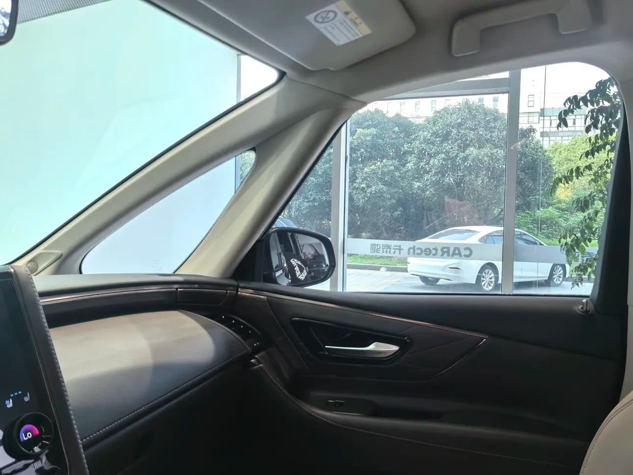 Toyota Alphard 2024 г. 42033 км. — фото 18