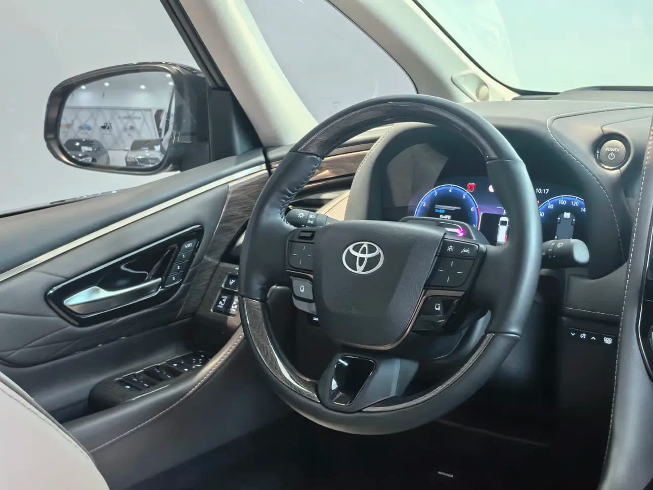Toyota Alphard 2024 г. 42033 км. — фото 20