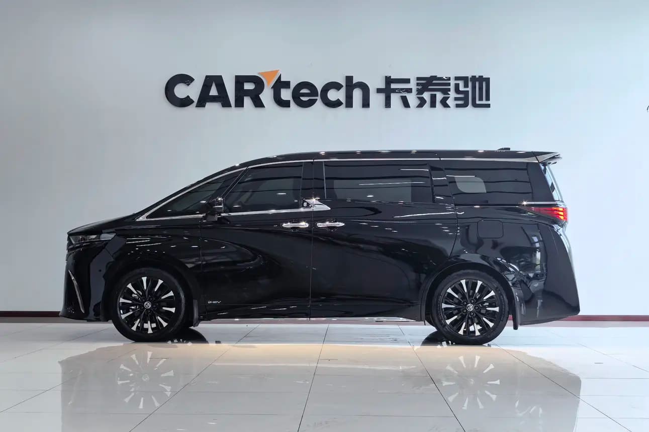 Toyota Alphard 2024 г. 42033 км. — фото 3