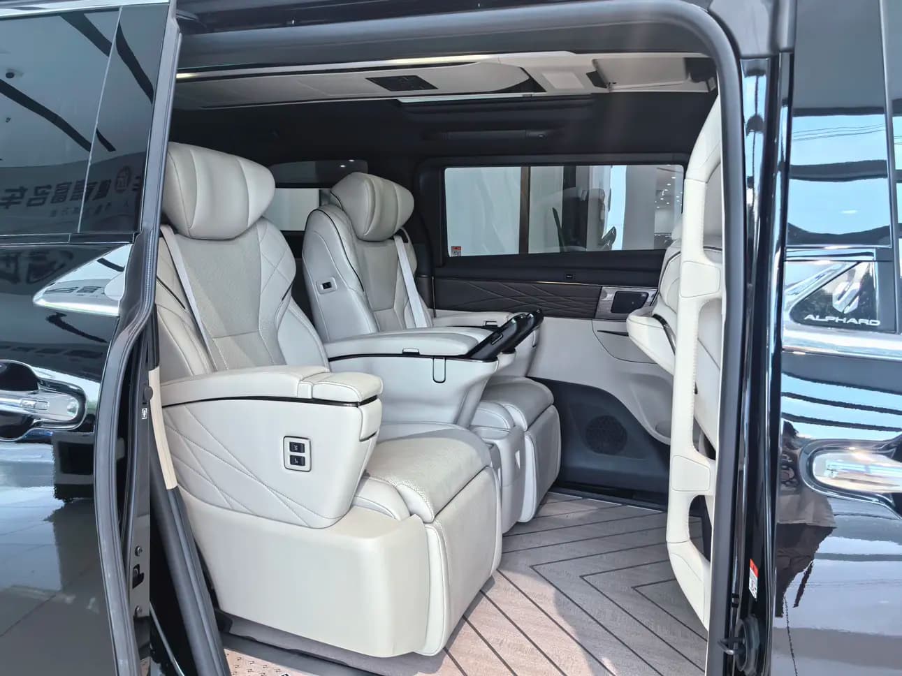 Toyota Alphard 2024 г. 42033 км. — фото 22