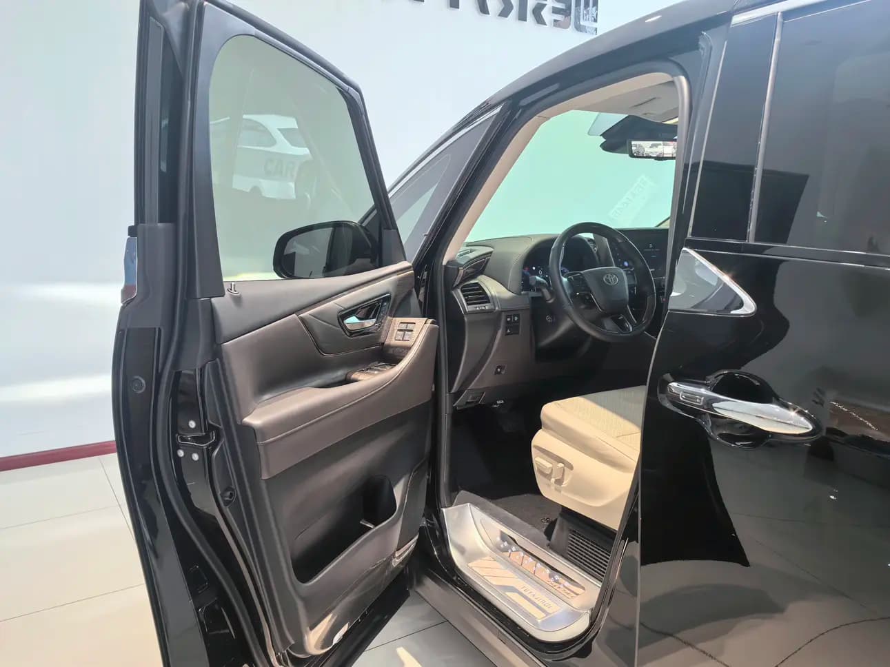 Toyota Alphard 2024 г. 42033 км. — фото 24