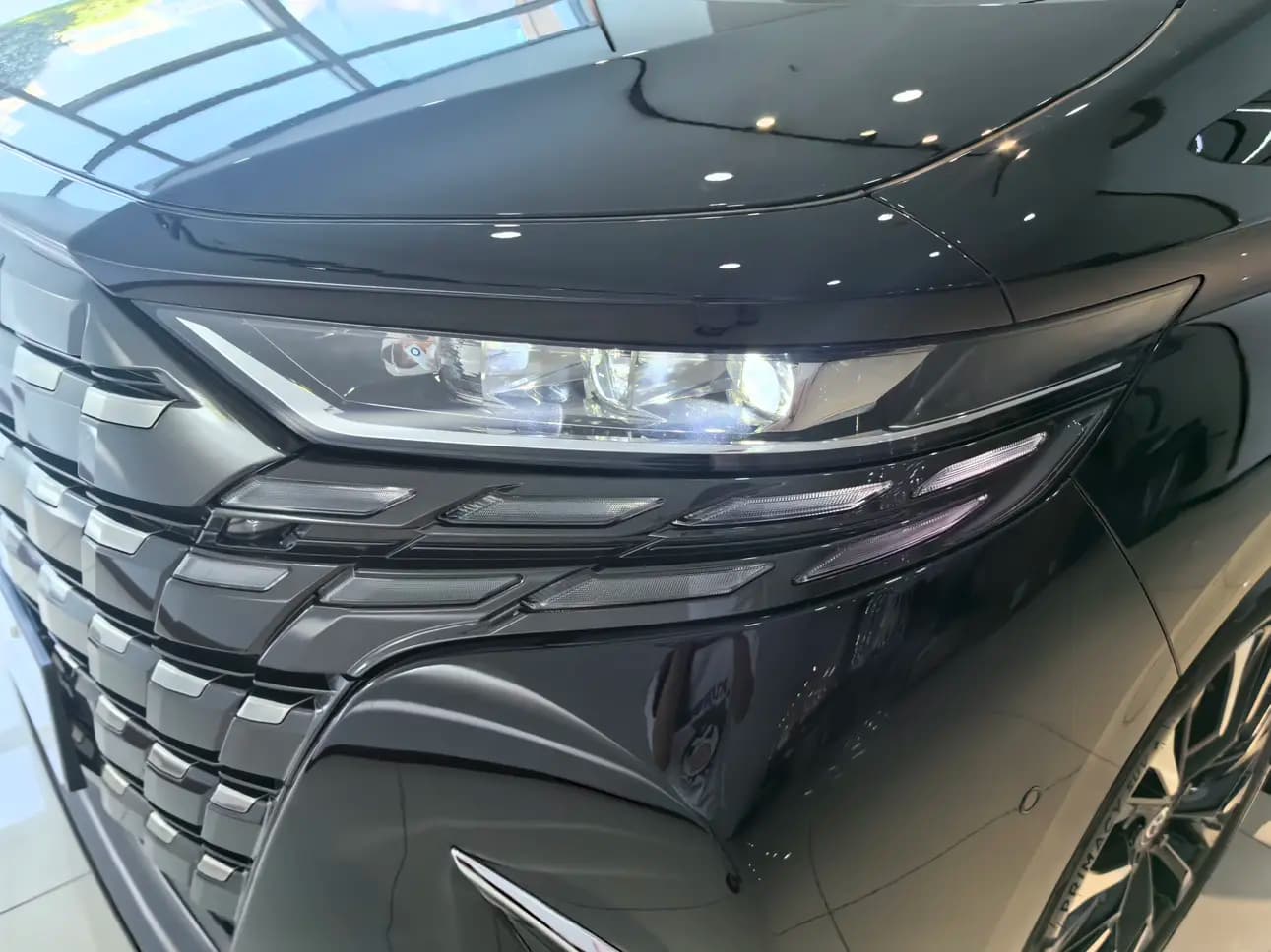 Toyota Alphard 2024 г. 42033 км. — фото 7