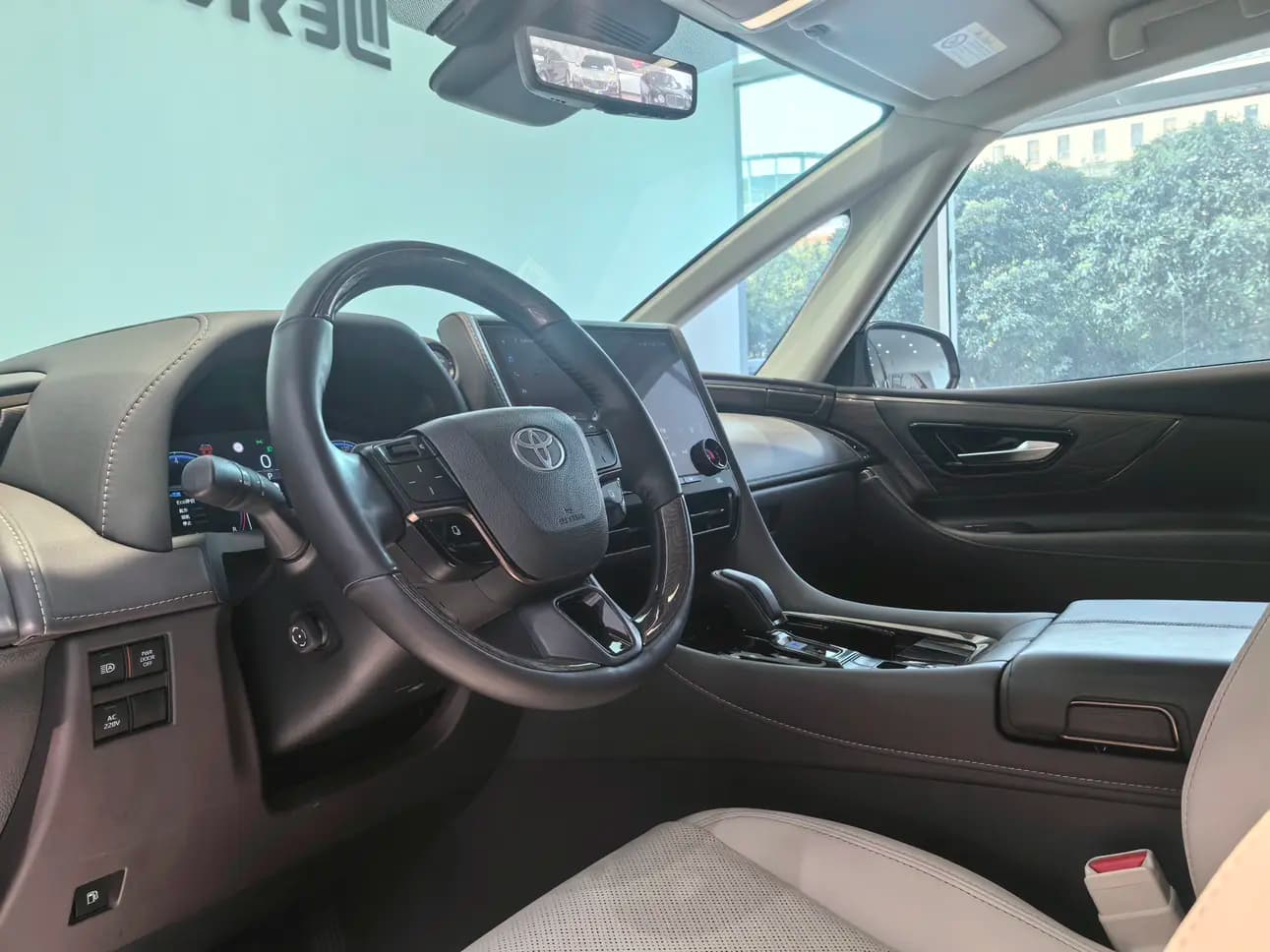 Toyota Alphard 2024 г. 42033 км. — фото 9