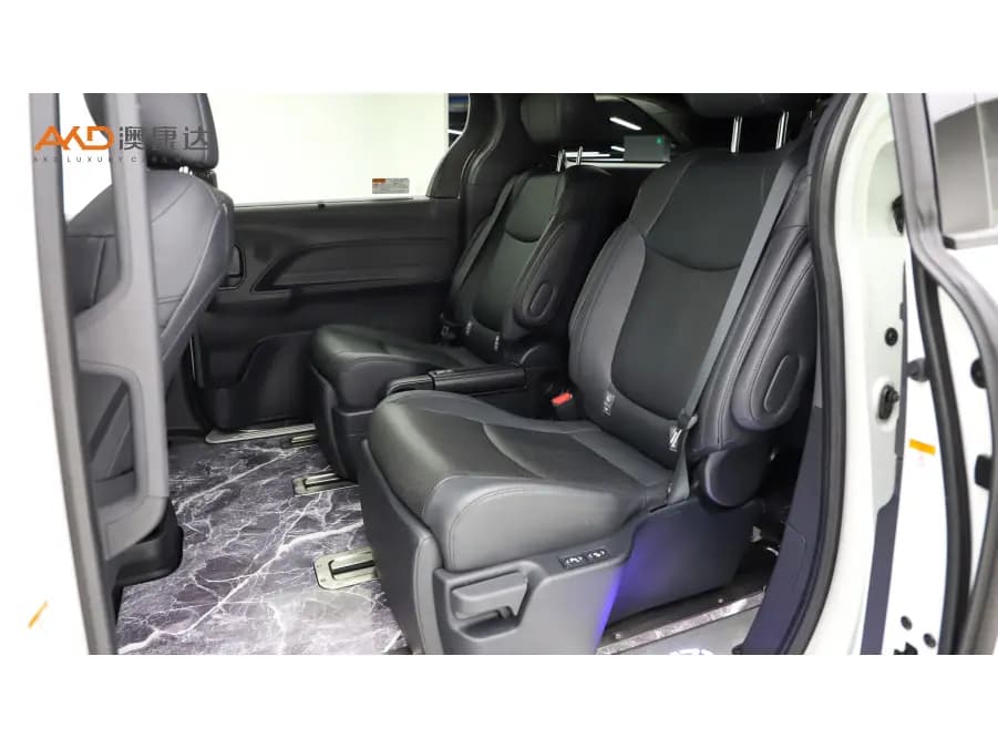 Toyota Granvia 2023 г. 47924 км. — фото 8
