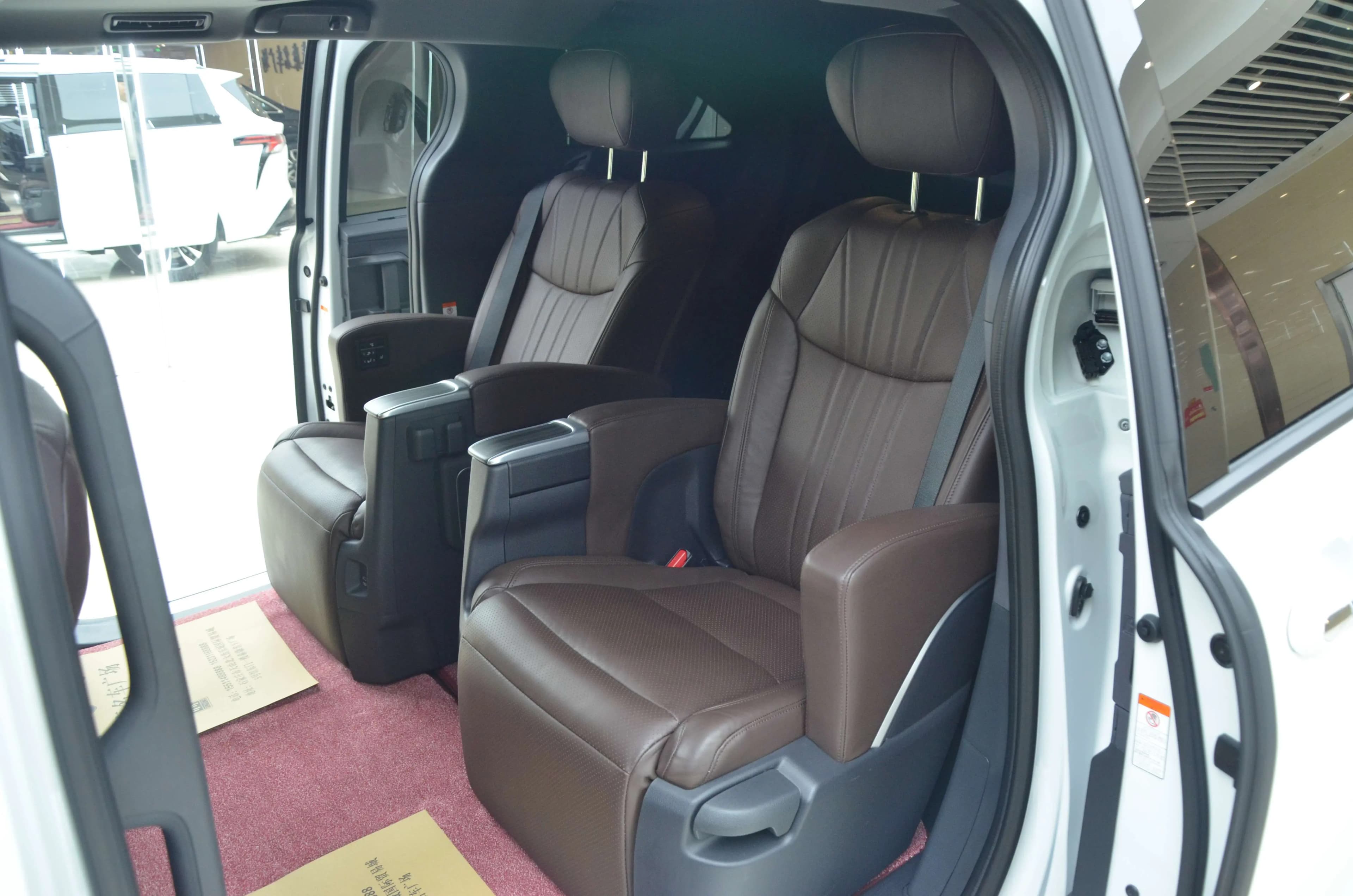 Toyota Granvia 2025 г. 4031 км. — фото 12