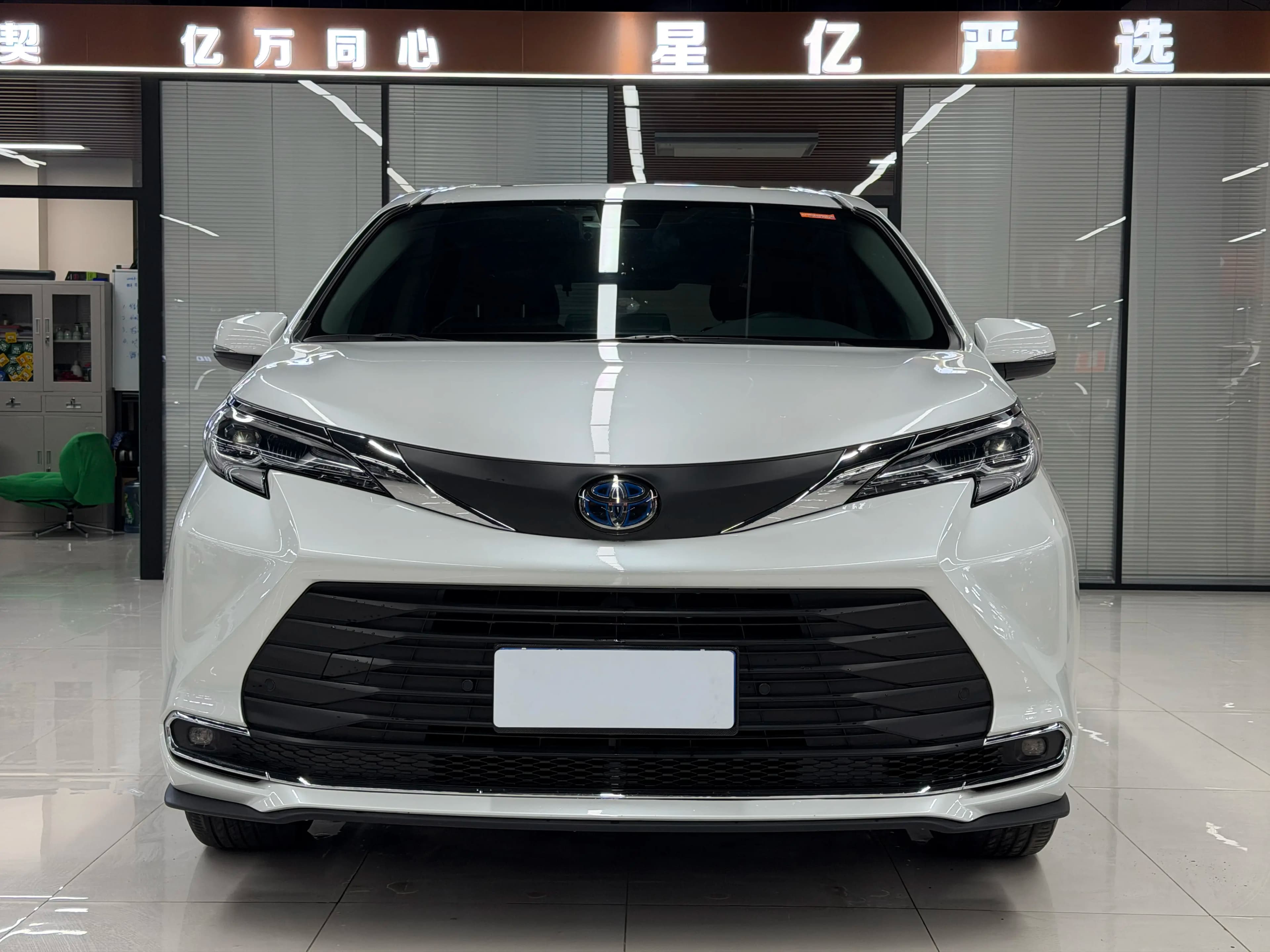Toyota Sienna 2023 г. 49015 км. — фото 2