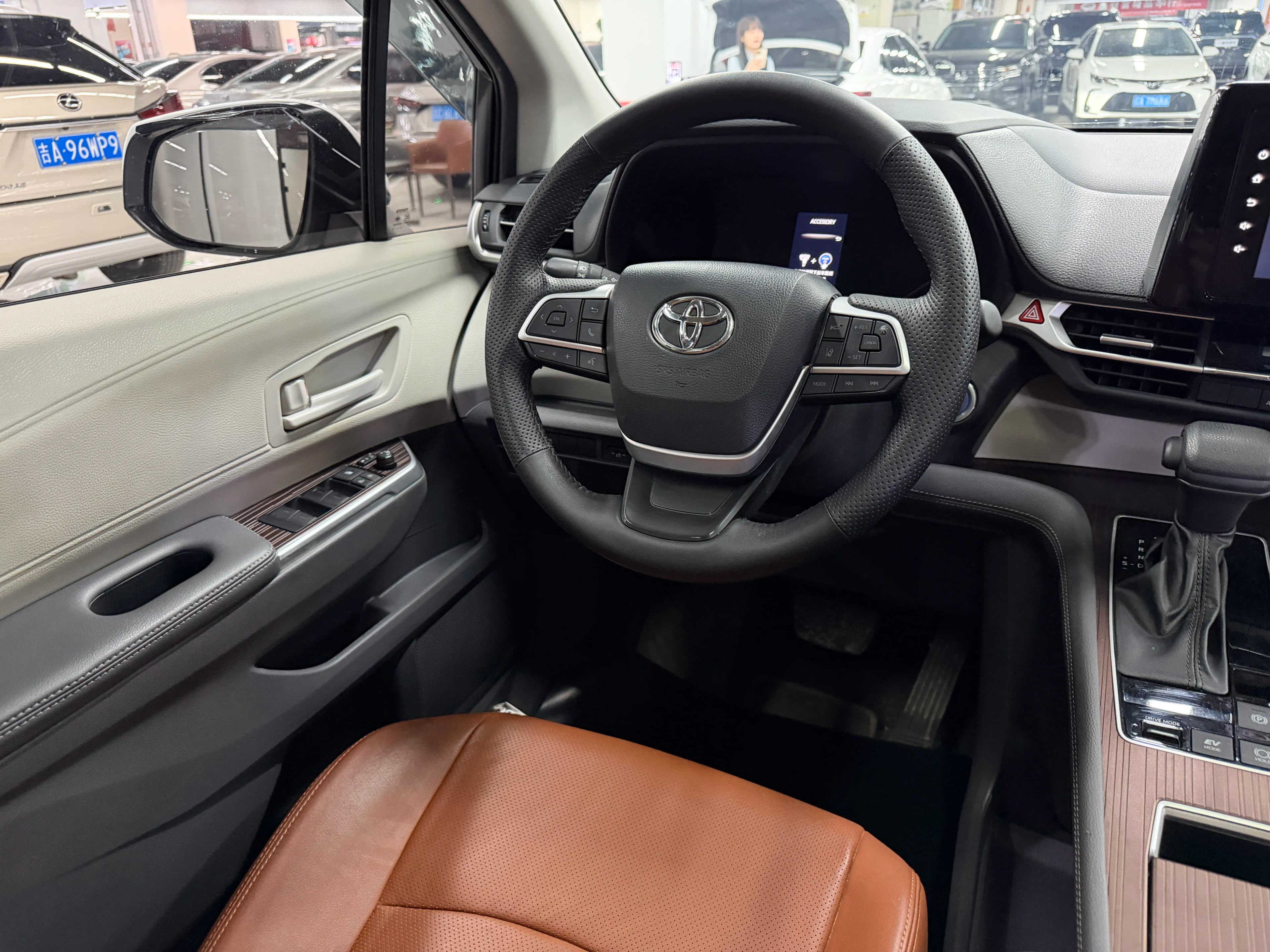Toyota Sienna 2023 г. 49015 км. — фото 17