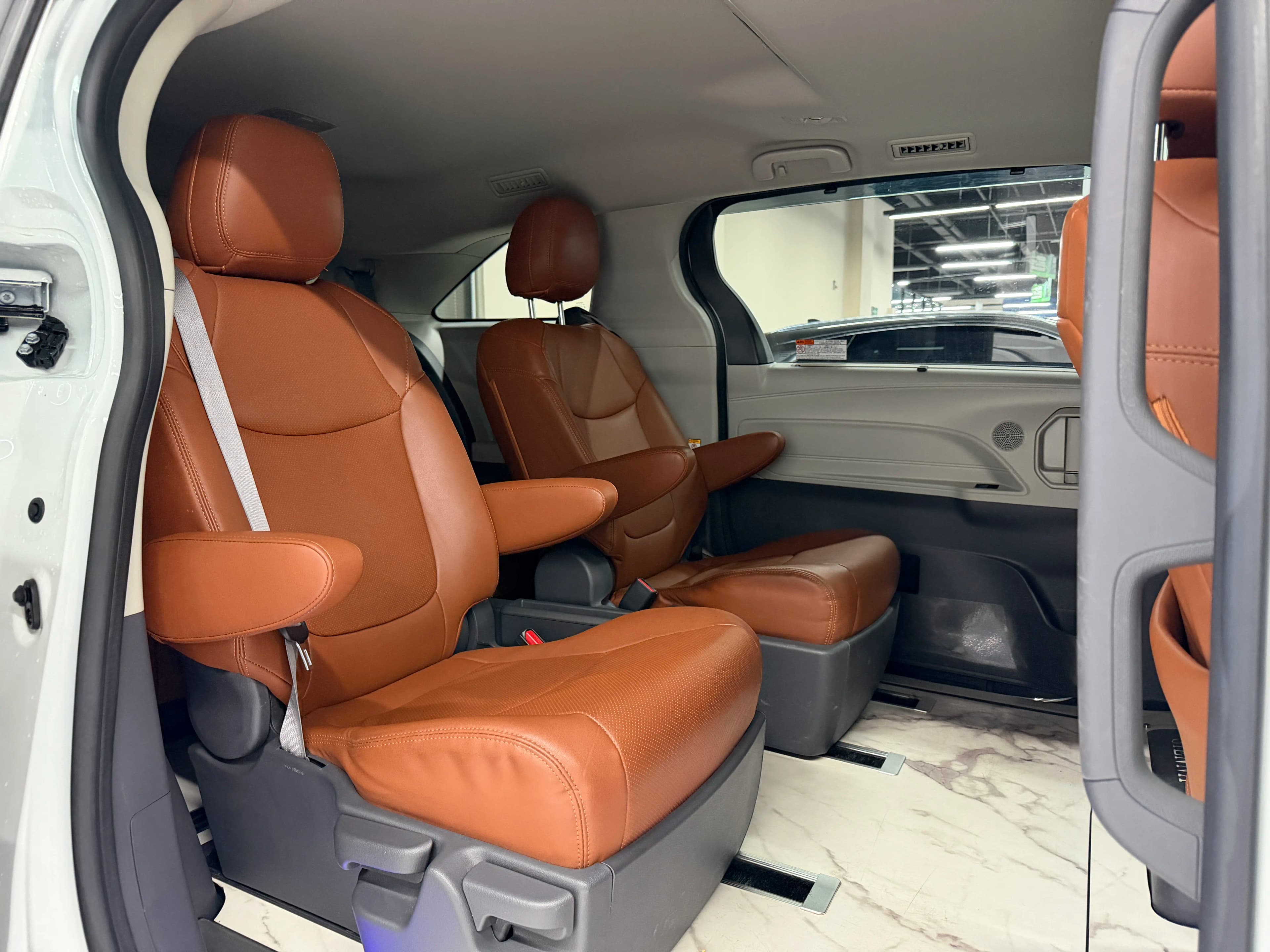 Toyota Sienna 2023 г. 49015 км. — фото 19