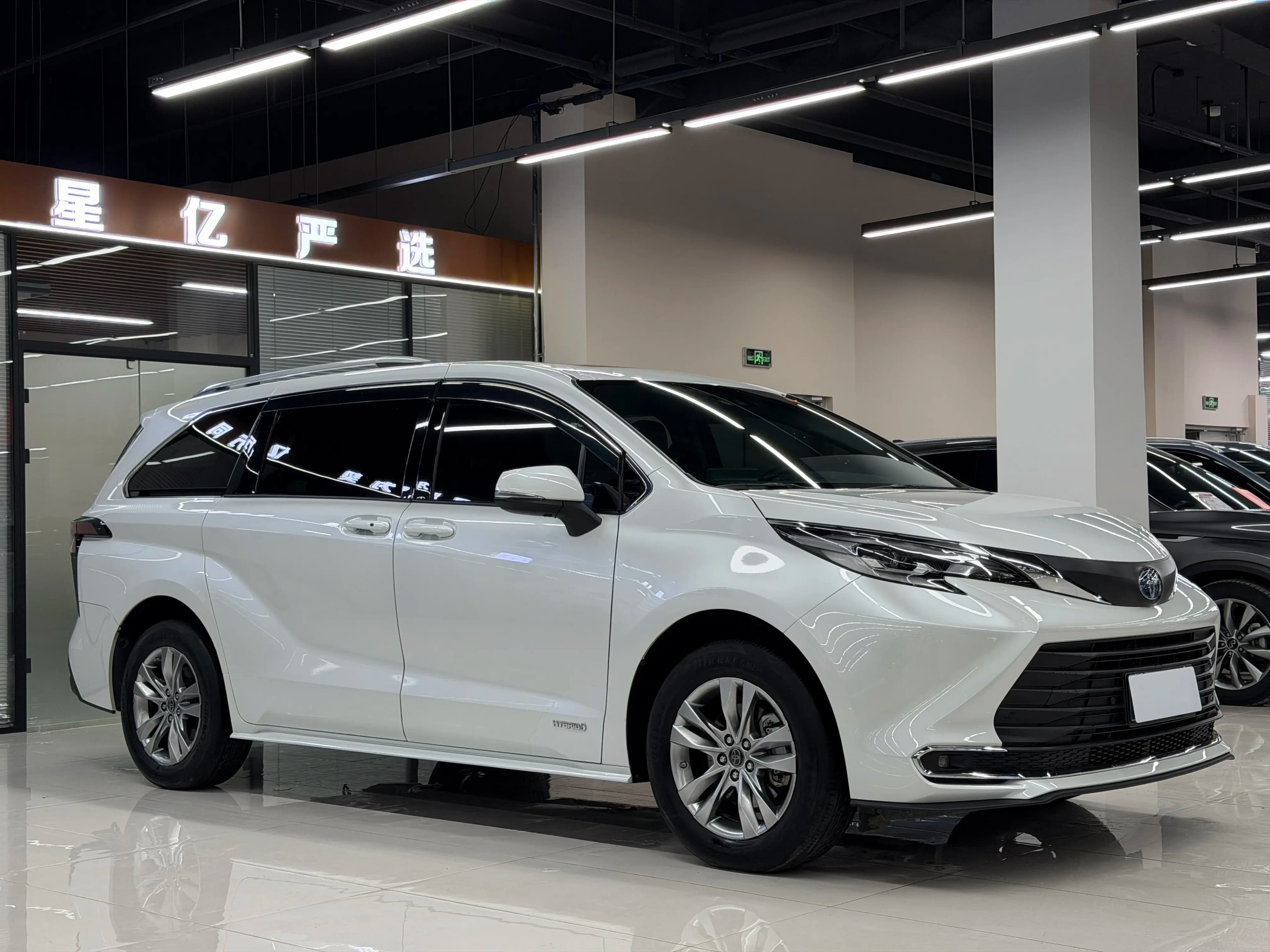 Toyota Sienna 2023 г. 49015 км. — фото 3