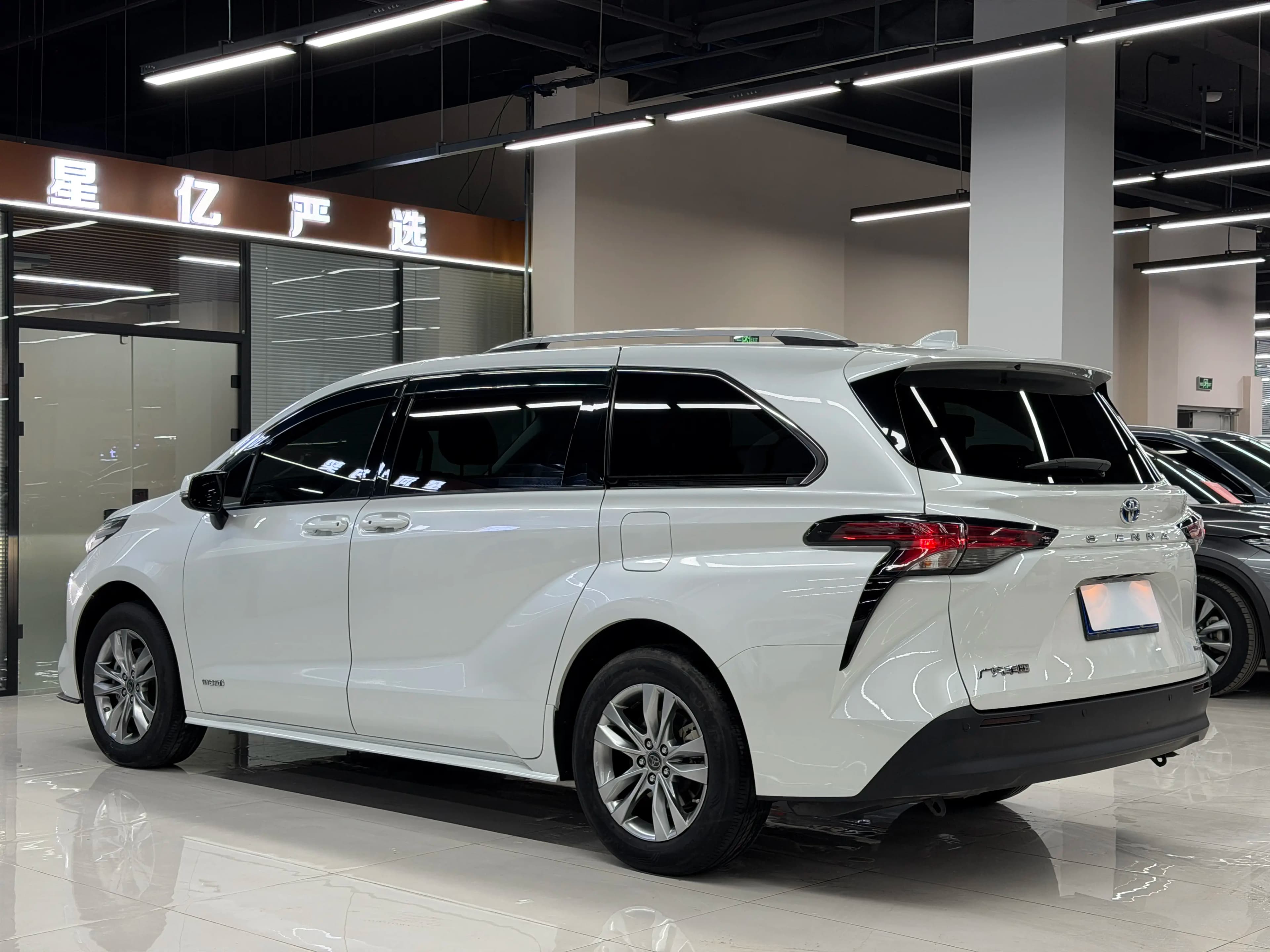 Toyota Sienna 2023 г. 49015 км. — фото 4