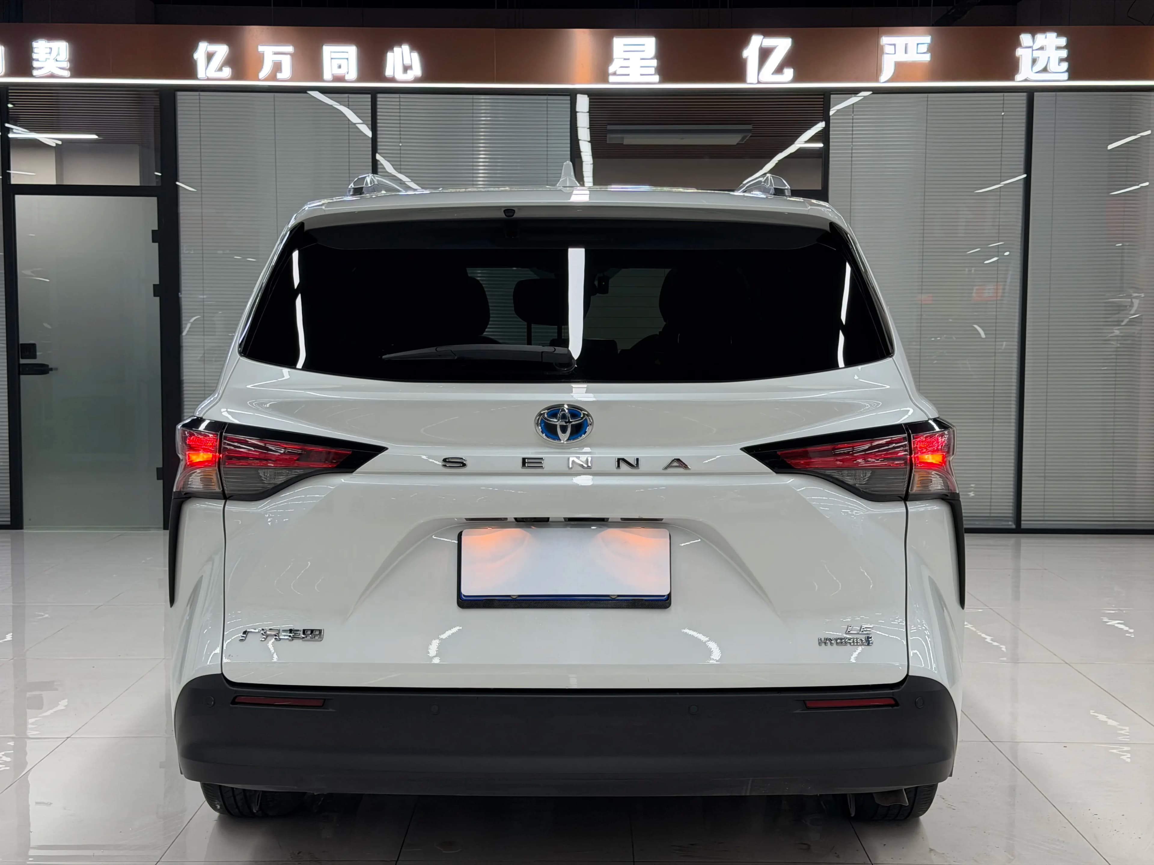 Toyota Sienna 2023 г. 49015 км. — фото 5