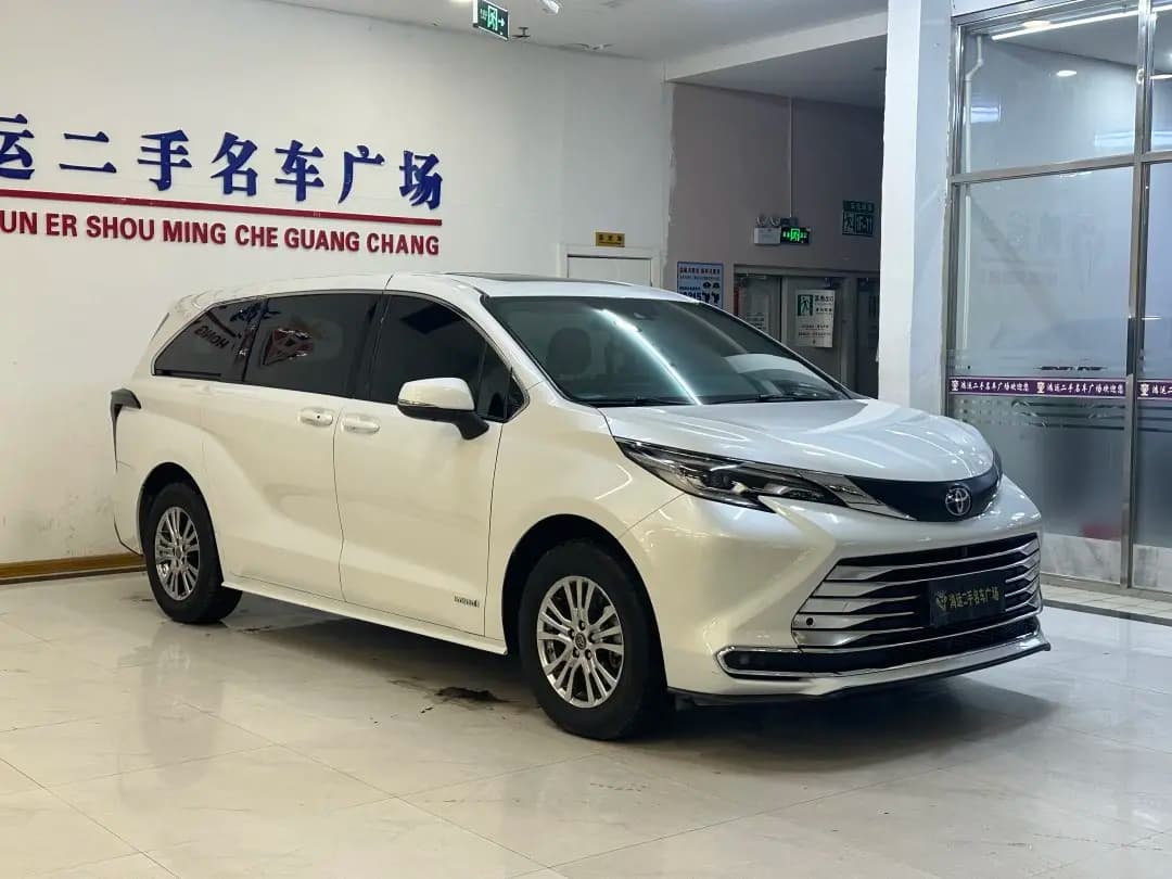 Toyota Sienna 2023 г. 103013 км. — фото 3