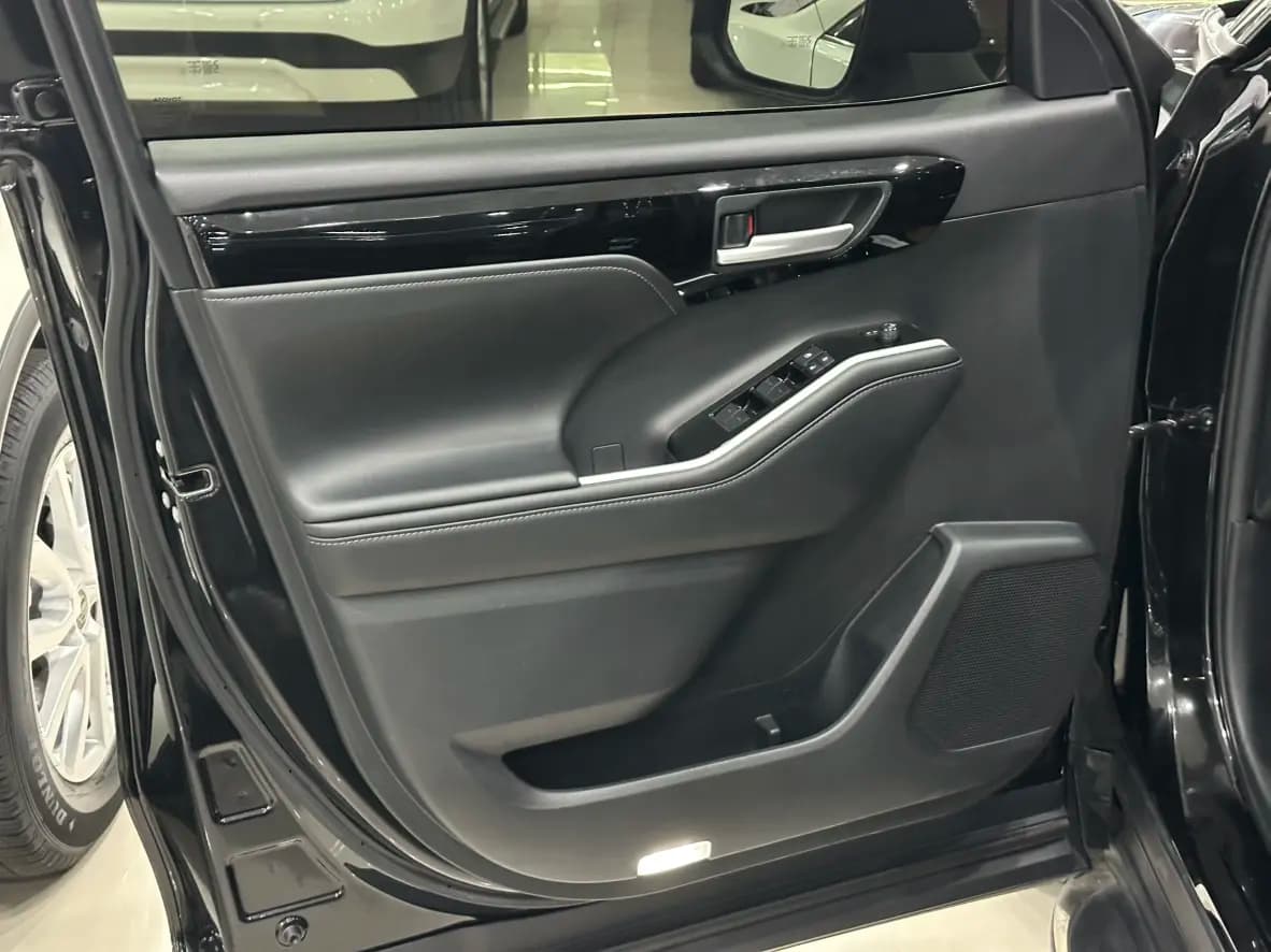 Toyota Highlander 2023 г. 50010 км. — фото 17