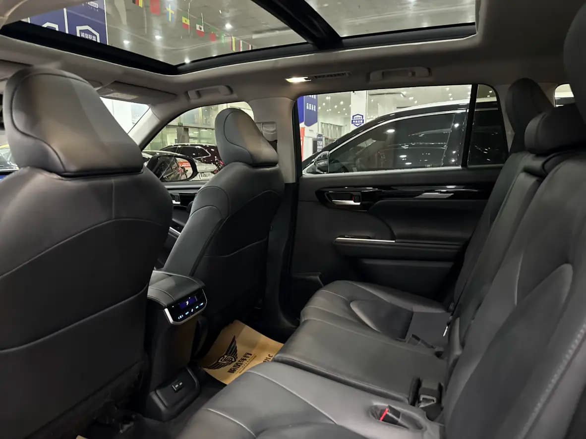 Toyota Highlander 2023 г. 50010 км. — фото 35