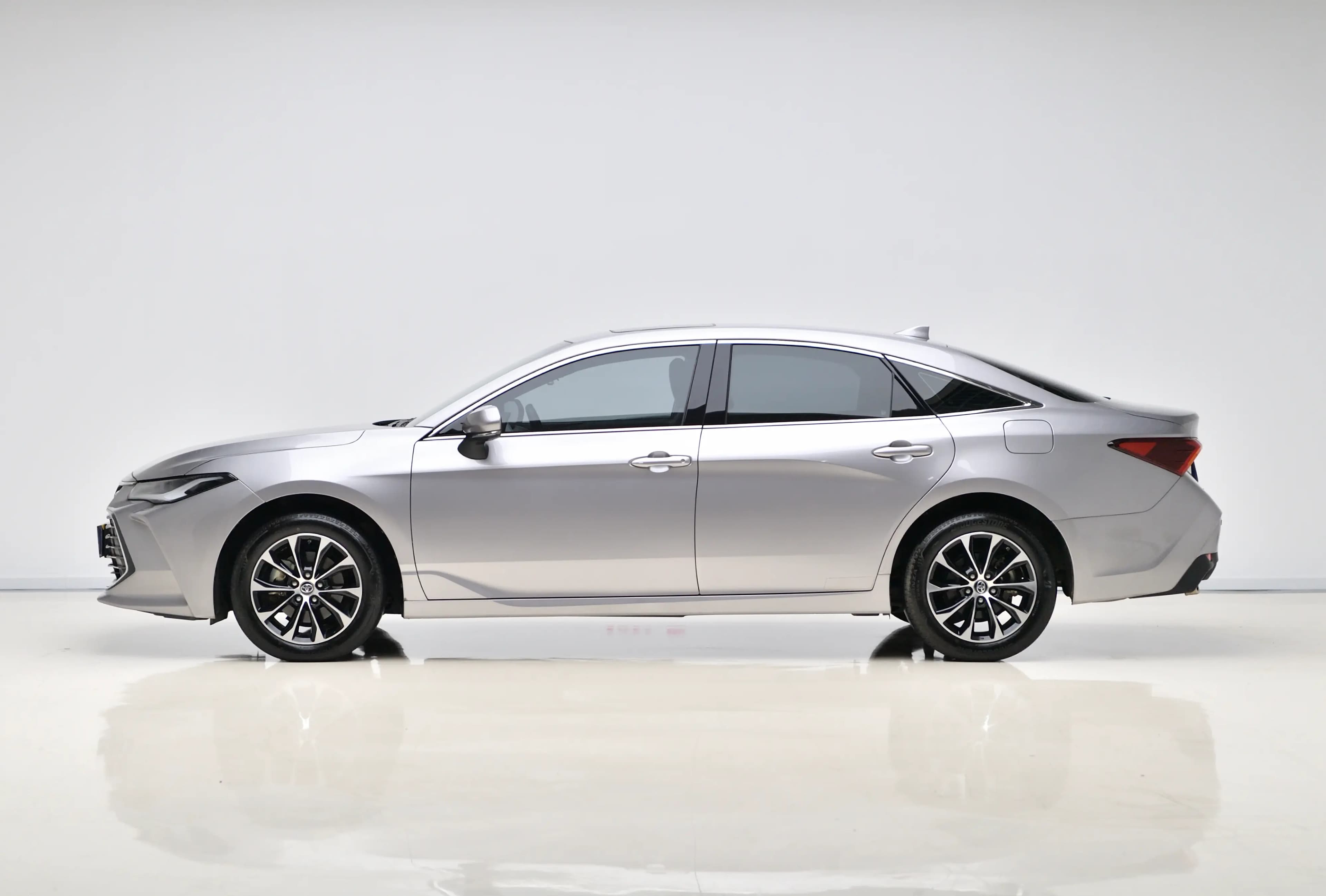 Toyota Avalon 2023 г. 26700 км. — фото 4