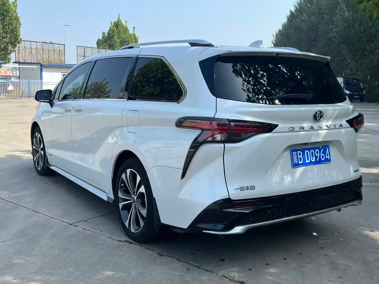 Toyota Granvia 2023 г. 52087 км. — фото 4
