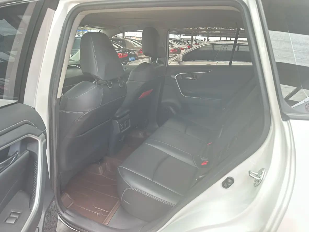 Toyota RAV4 2023 г. 36025 км. — фото 8
