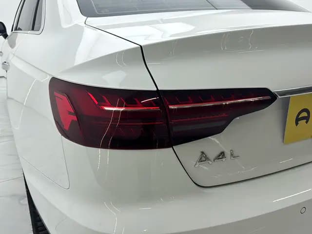 Audi A4L 2021 г. 66956 км. — фото 10