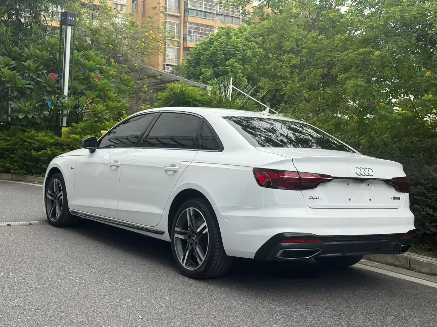 Audi A4L 2022 г. 80057 км. — фото 3